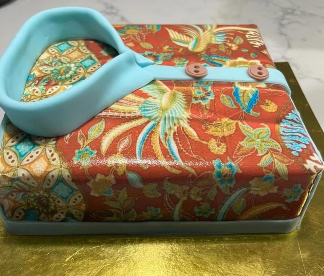 1-TIER SQUARE BABA BATIK SHIRT CAKE - 2KG